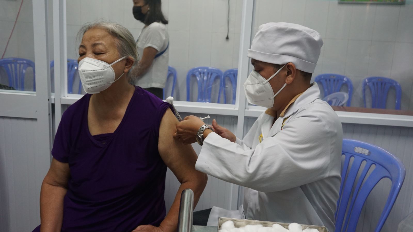 TP Hồ Chí Minh đang rà soát, lập danh sách những người thuộc nhóm nguy cơ nhưng chưa tiêm đủ vaccine COVID-19.